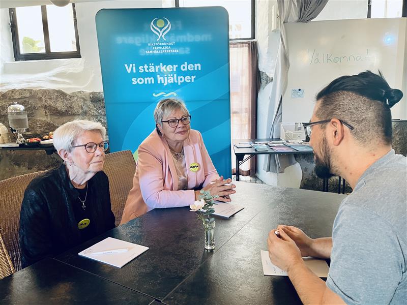 Tre medlemmar i samtal